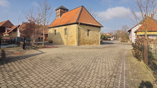 Die Alte Kapelle aus dem 15. Jhd. in Bülten (Ilsede), Niedersachsen, Deutschland dient heute als Trauzimmer des Standesamt Ilsede