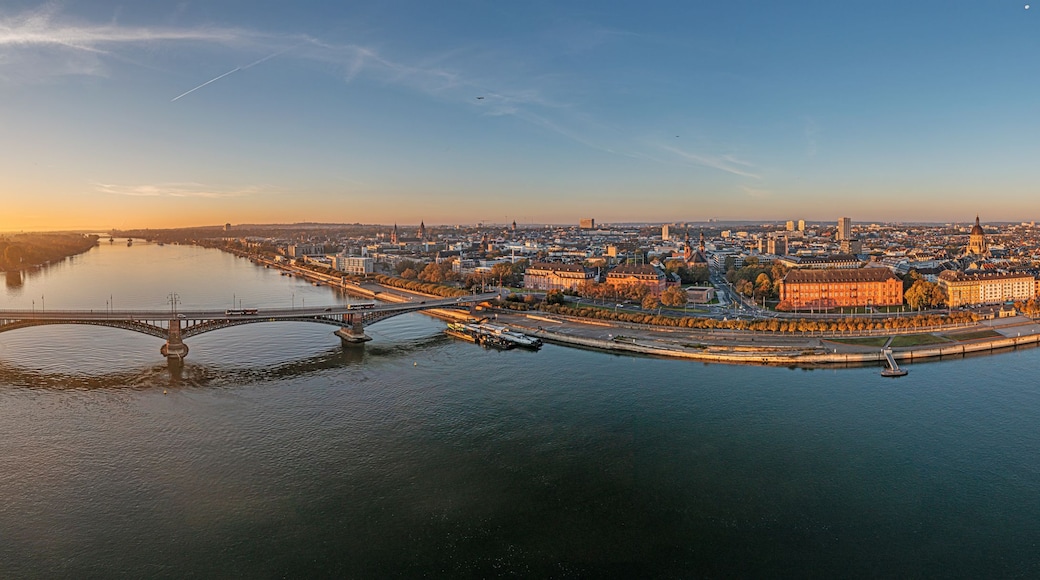 Une vue urbaine sur une rivière, avec un pont imposant et un bâtiment historique situé au centre.