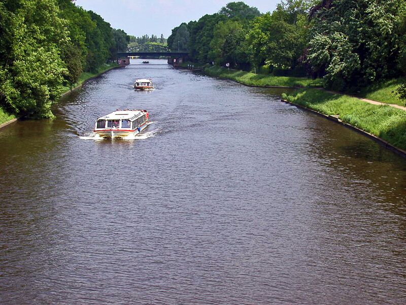 North up canal with tour boats May 2002