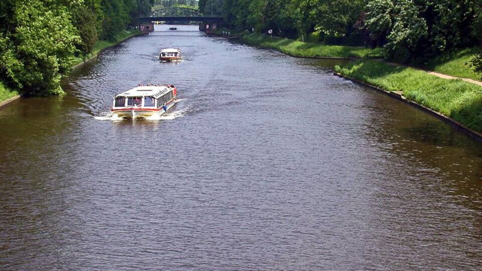 North up canal with tour boats May 2002