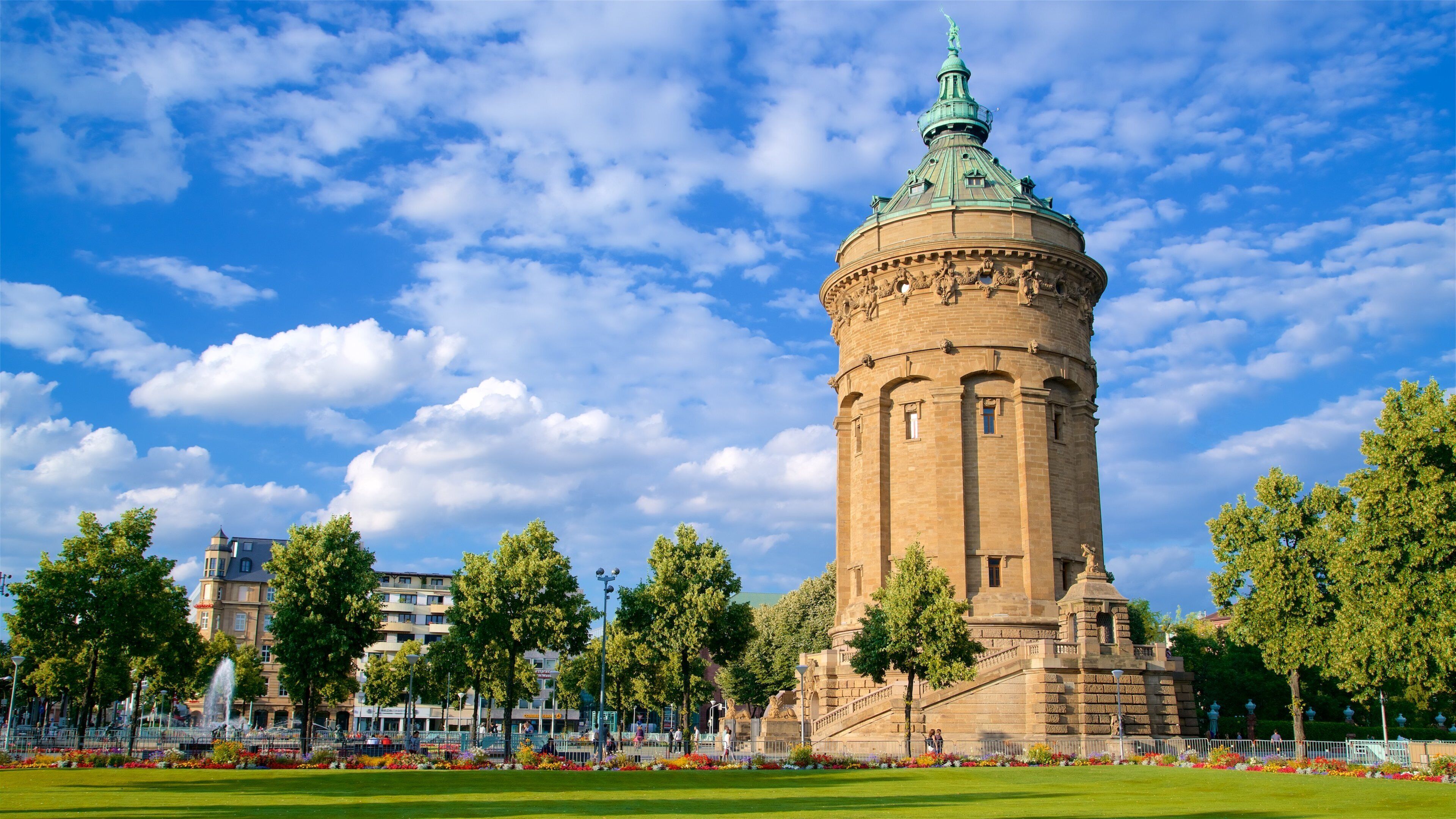 Schwetzingerstadt/Oststadt which includes a garden and heritage architecture