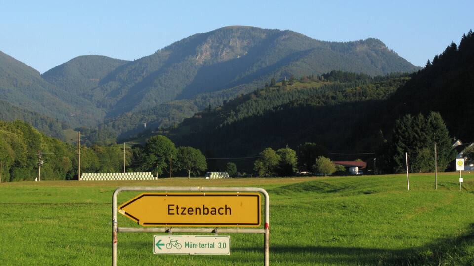 A sign for Etzenbach with a bicycle route to Munsterthal 3.0.