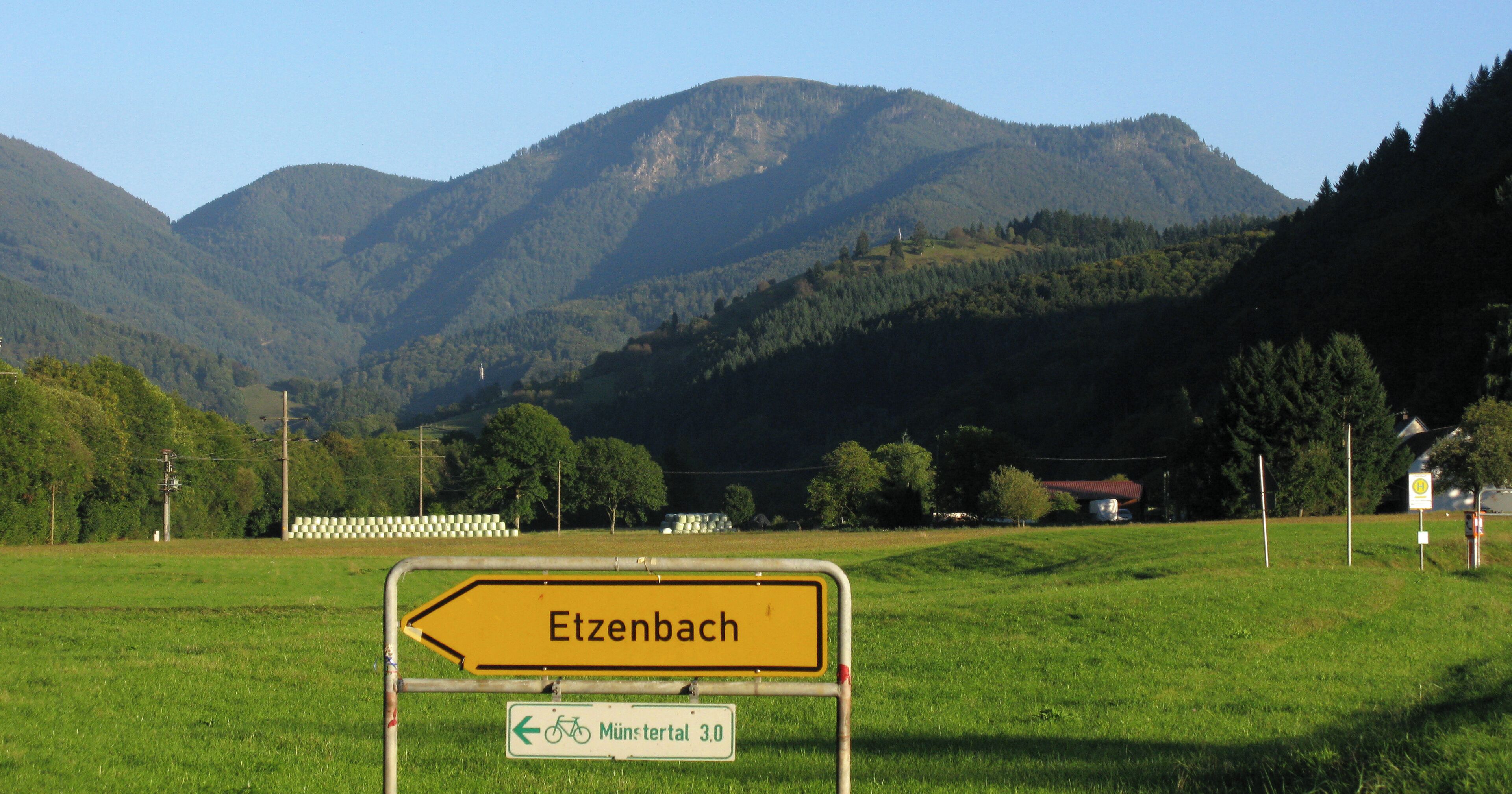 A sign for Etzenbach with a bicycle route to Munsterthal 3.0.