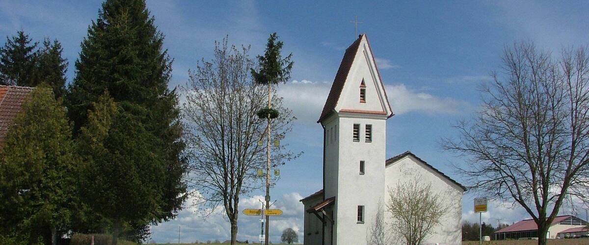 Wielazhofen,Maibaum und Kapelle