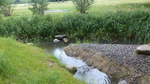 Abzweig vom nach rechts flieĂenden Springbach mit KiesschĂŒttung, Blickrichtung SĂŒden.