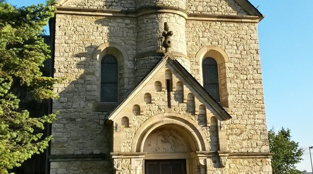 Evangelische Pfarrkirche in Großwinternheim (Ingelheim am Rhein), Schwabenheimer Straße 26: neuromanischer Bruchsteinbau, 1887/88, Architekt Heinrich von Schmidt, München, Bauskulptur Anton Scholl, Mainz; orts- und landschaftsbildprägend; auch Selztaldom genannt. Ansicht von Norden.