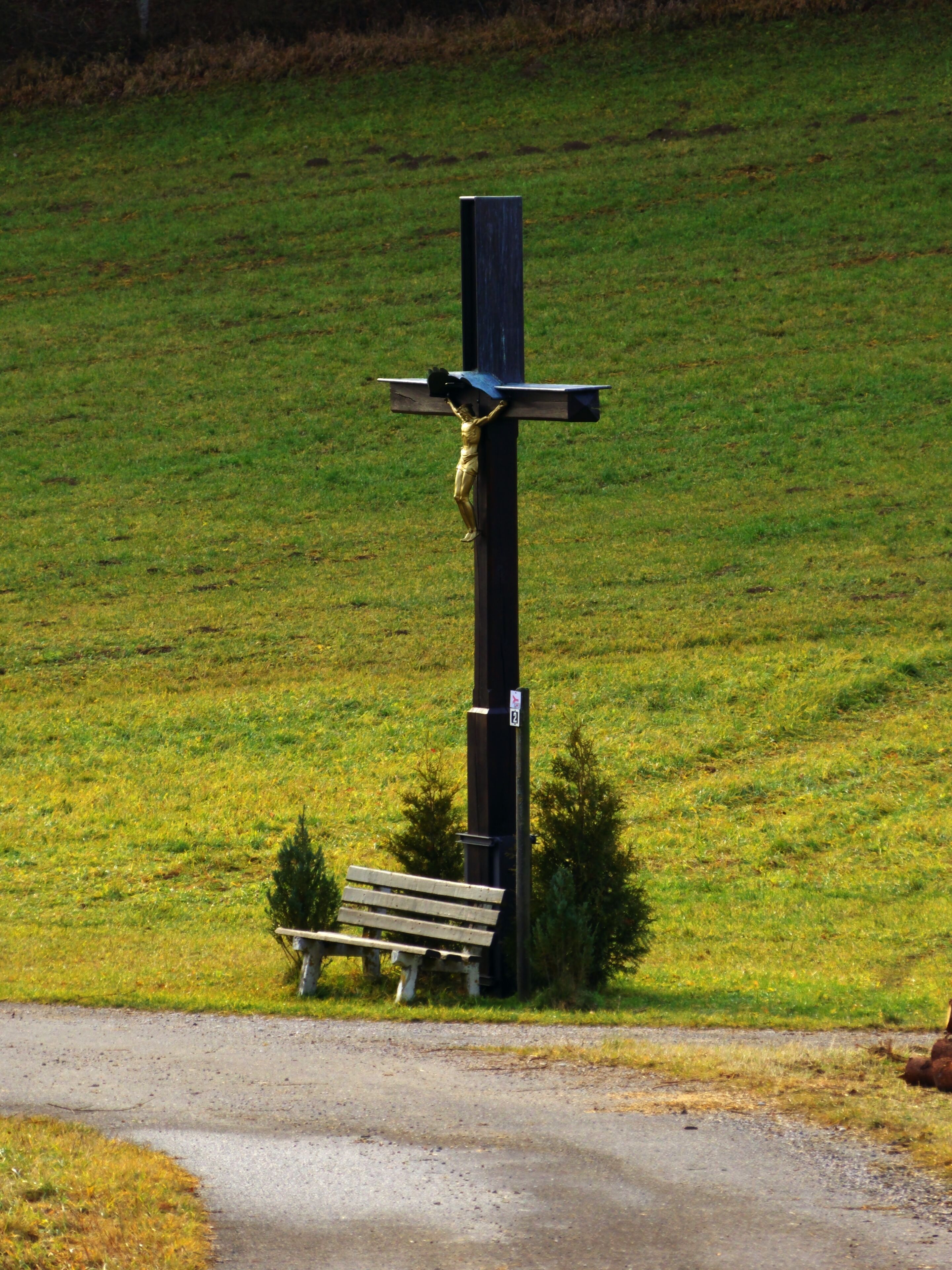 Wegkreuz über Gutenstein (Sigmaringen) mit Sitzbank