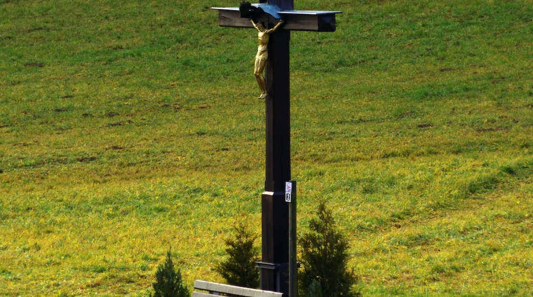 Wegkreuz über Gutenstein (Sigmaringen) mit Sitzbank