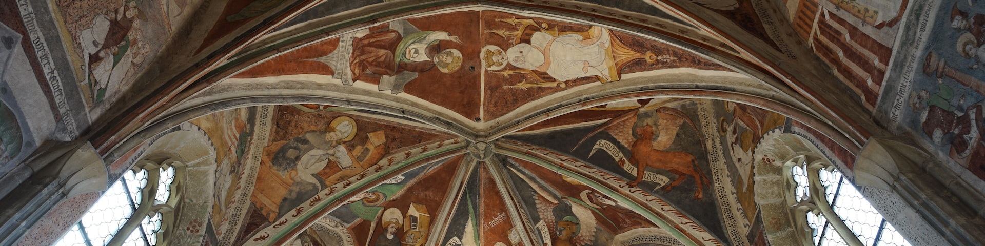 Das reichbemalte Chorgewölbe der Veitskapelle in Stuttgart-Mühlhausen, gesehen über den Hochaltar (von Westen).