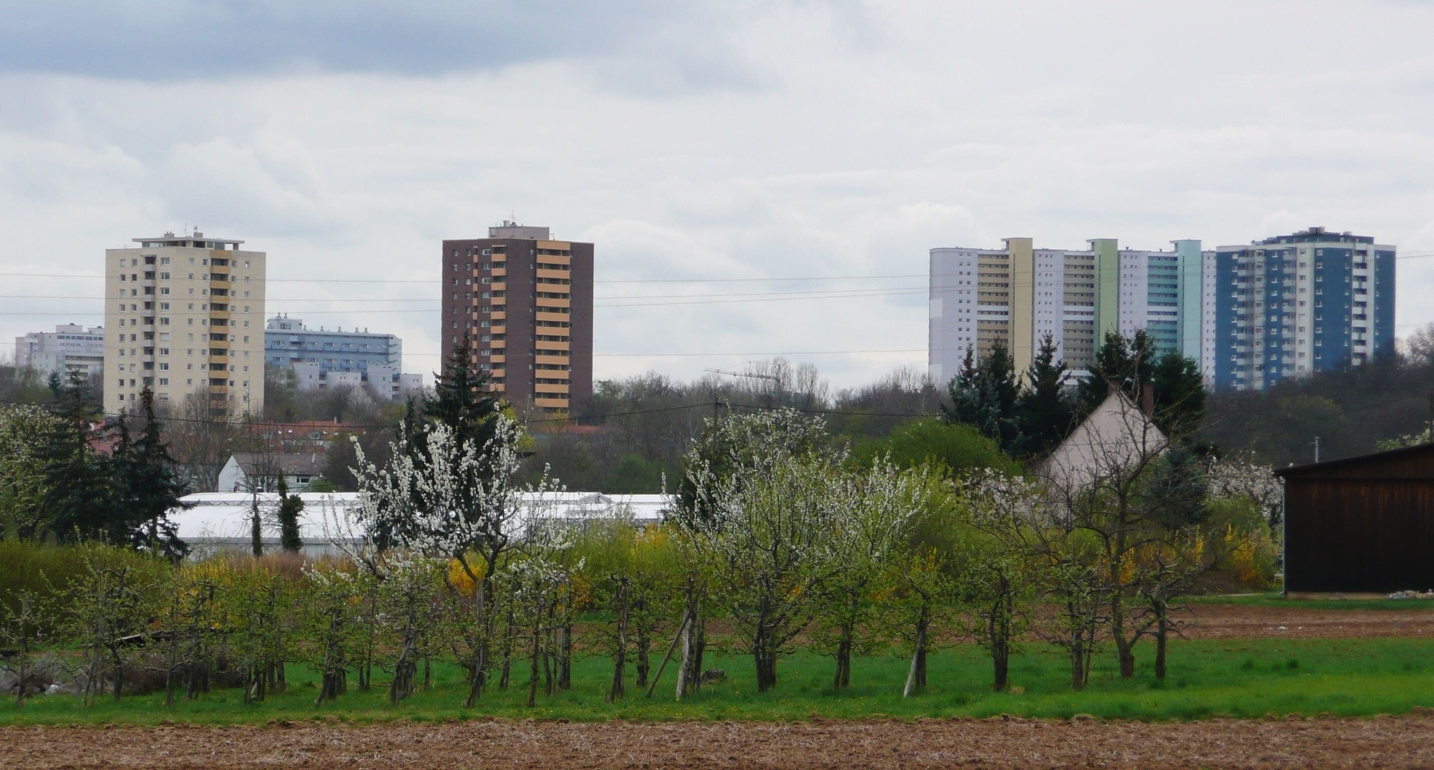 rechts im Bild: Julius Brecht Hochhaus, 1966/68, Hans Max Brenner, Stuttgart - Mühlhausen, Freiberg