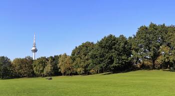 Luisenpark in Mannheim, im Hintergrund der Fernmeldeturm