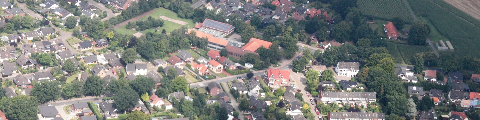 Fotoflug: von Flughafen Ganderkesee - Ganderkesee Stadt - Hasportsee - Roland Center - Grollaner See - Airport Bremen (identische Bildbeschreibung für File:2012-08-08-fotoflug-bremen zweiter flug 0001.JPG bis File:2012-08-08-fotoflug-bremen zweiter flug 0100.JPG