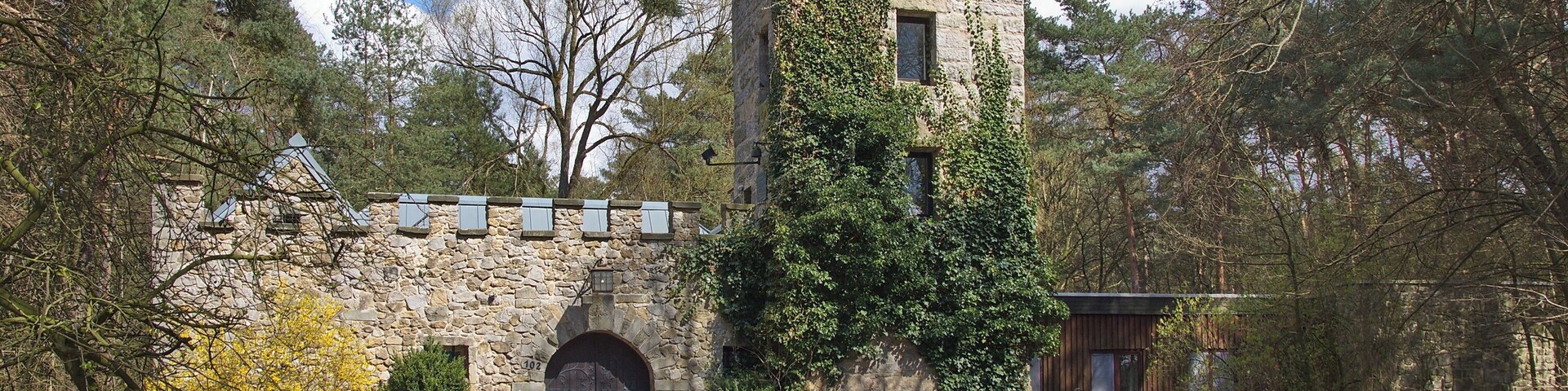 Die Eichenkreuzburg von 1928 ist eine Jugendburg mit hohen Wehrturm in Bissendorf-Wietze (Wedemark), Niedersachsen, Deutschland.