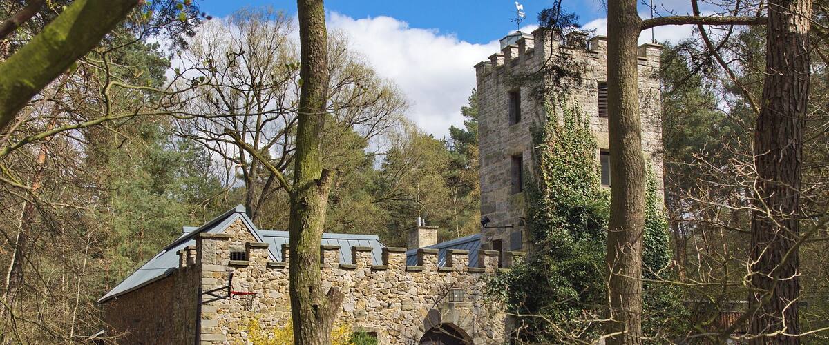 Die Eichenkreuzburg von 1928 ist eine Jugendburg mit hohen Wehrturm in Bissendorf-Wietze (Wedemark), Niedersachsen, Deutschland.