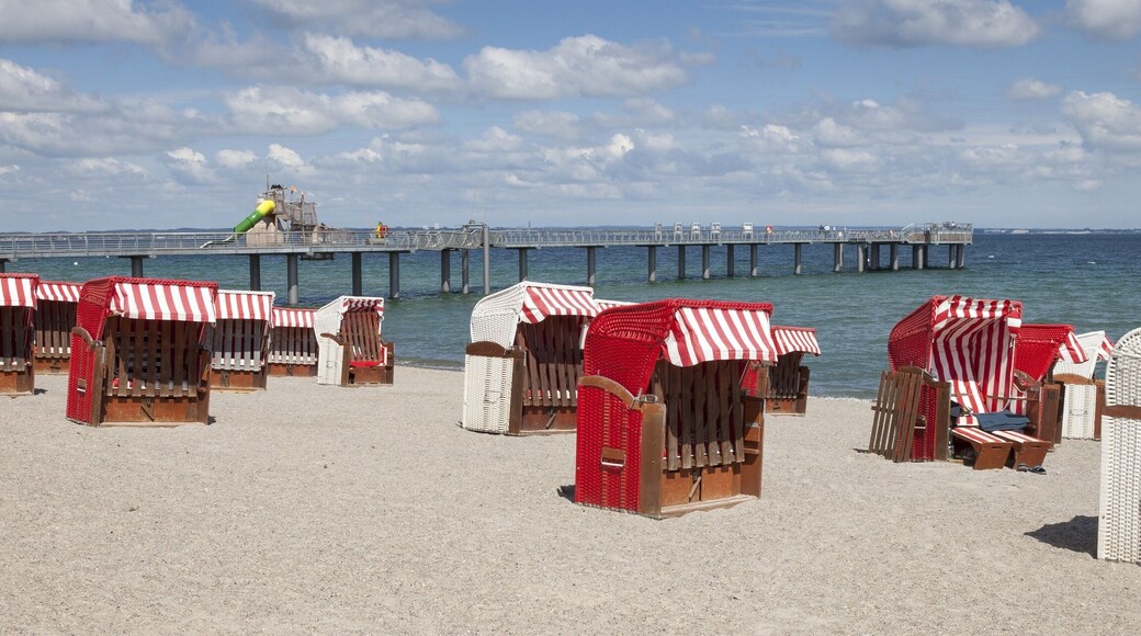 Timmendorfer beach with beach chairs and pier, Niendorf, Bay of Lübeck, Schleswig-Holstein, Germany, Europe