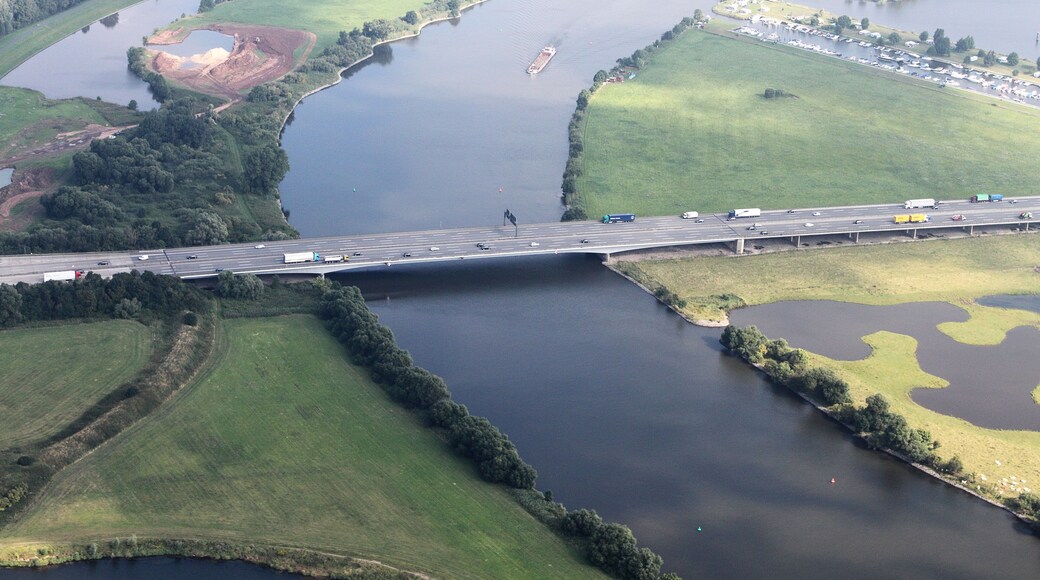 Luftaufnahme; entlang der A1 (auf der Südseite) von der Autobahnabfahrt Arsten bis zum Bremer Kreuz; Blickrichtung nach Norden