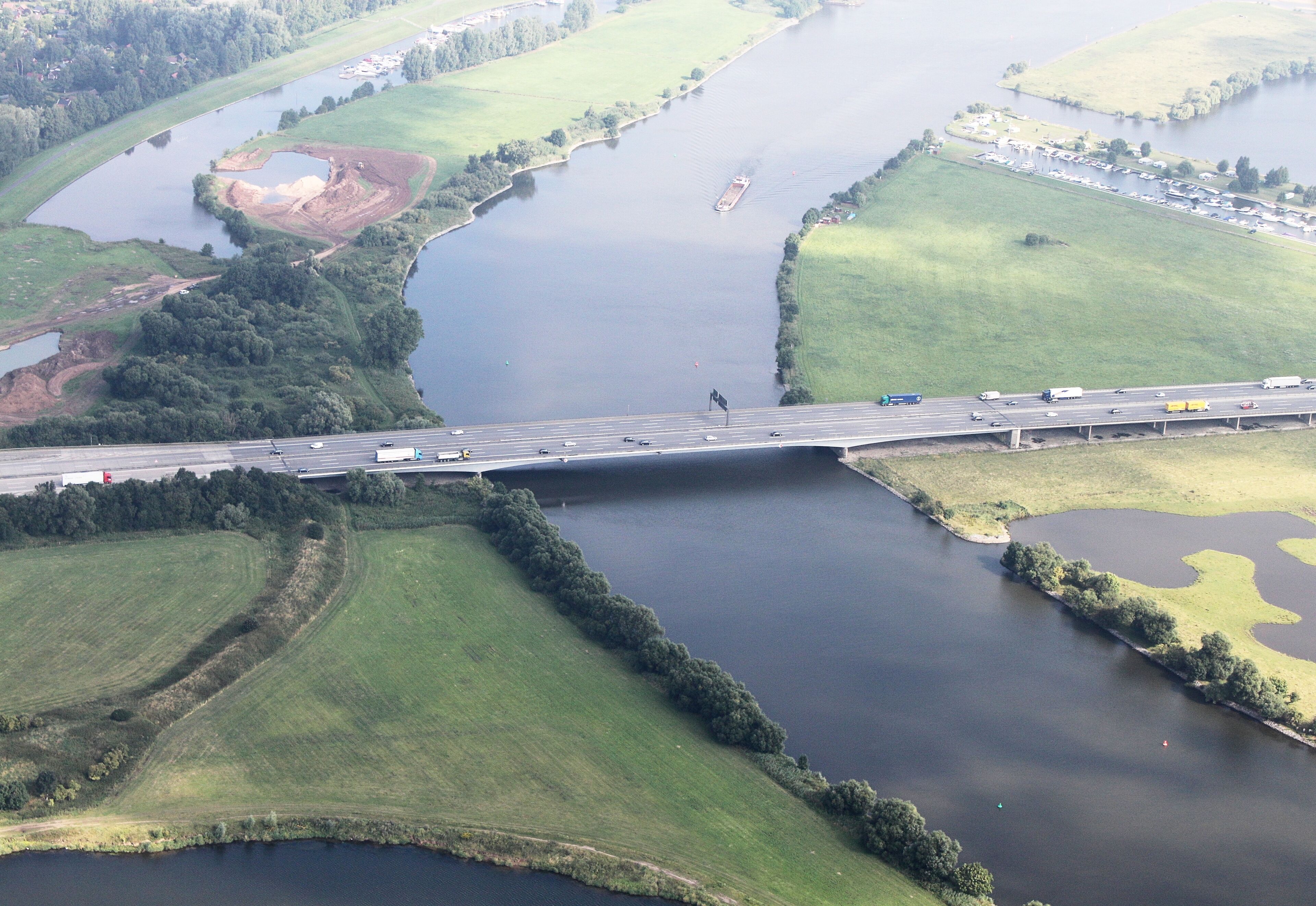Luftaufnahme; entlang der A1 (auf der Südseite) von der Autobahnabfahrt Arsten bis zum Bremer Kreuz; Blickrichtung nach Norden