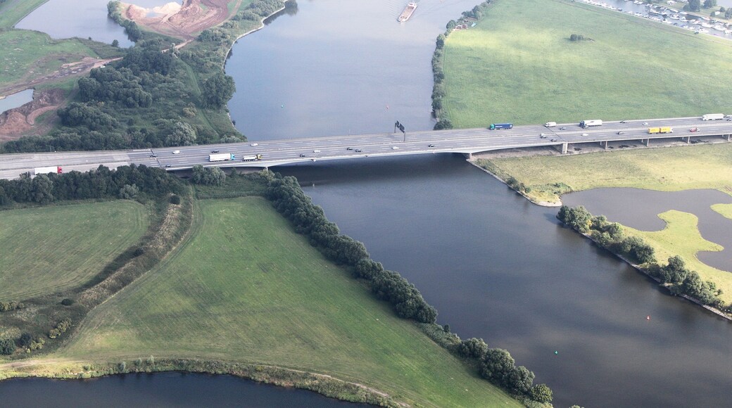 Luftaufnahme; entlang der A1 (auf der Südseite) von der Autobahnabfahrt Arsten bis zum Bremer Kreuz; Blickrichtung nach Norden