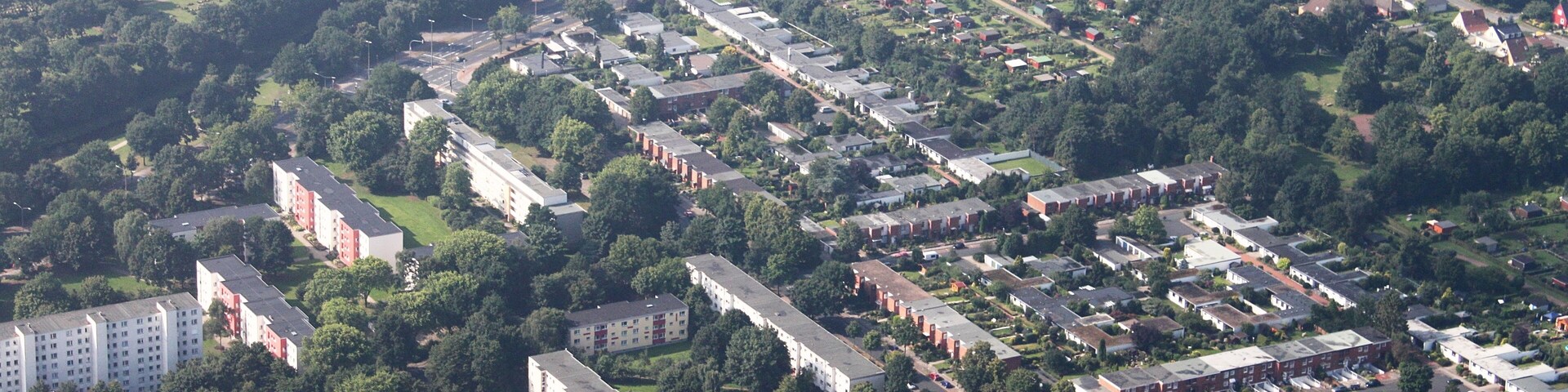 Luftaufnahme Bremen; entlang der A27 vom Weserpark (Bremer Kreuz; Blick aus der linken Flugzeugseite) zur Uni Bremen mit einem kleinen Abstecher zum Krankenhaus Bremen Ost; Flughöhe 500 m
