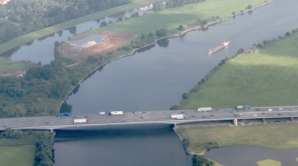 Luftaufnahme; entlang der A1 (auf der Südseite) von der Autobahnabfahrt Arsten bis zum Bremer Kreuz; Blickrichtung nach Norden