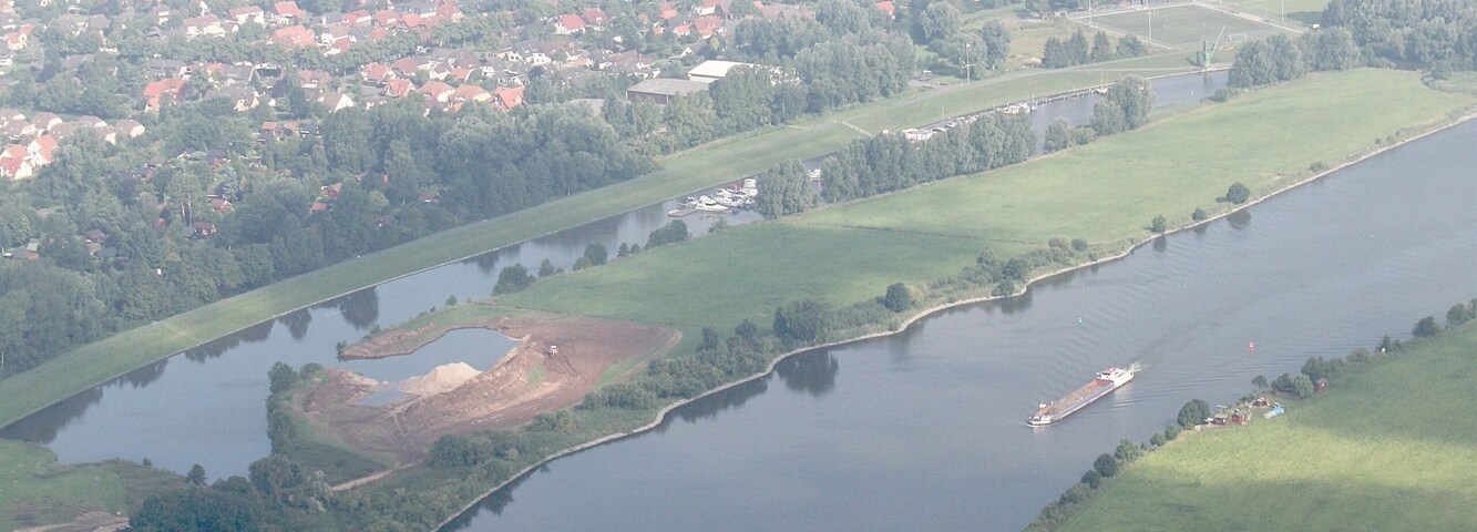 Luftaufnahme; entlang der A1 (auf der Südseite) von der Autobahnabfahrt Arsten bis zum Bremer Kreuz; Blickrichtung nach Norden