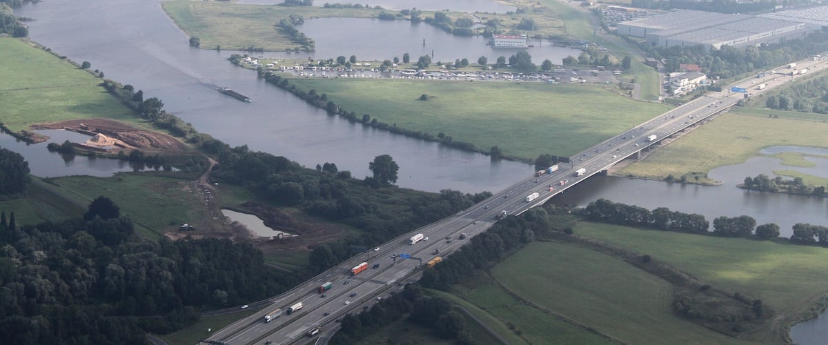 Luftaufnahme; entlang der A1 (auf der Südseite) von der Autobahnabfahrt Arsten bis zum Bremer Kreuz; Blickrichtung nach Norden