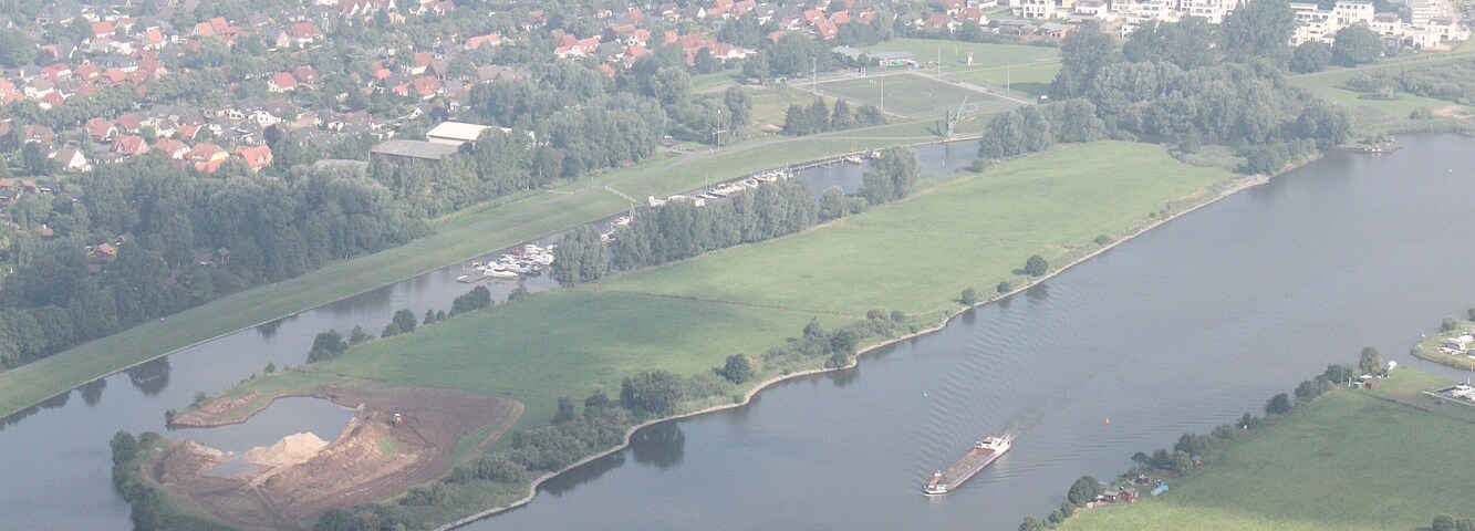 Luftaufnahme; entlang der A1 (auf der SĂŒdseite) von der Autobahnabfahrt Arsten bis zum Bremer Kreuz; Blickrichtung nach Norden