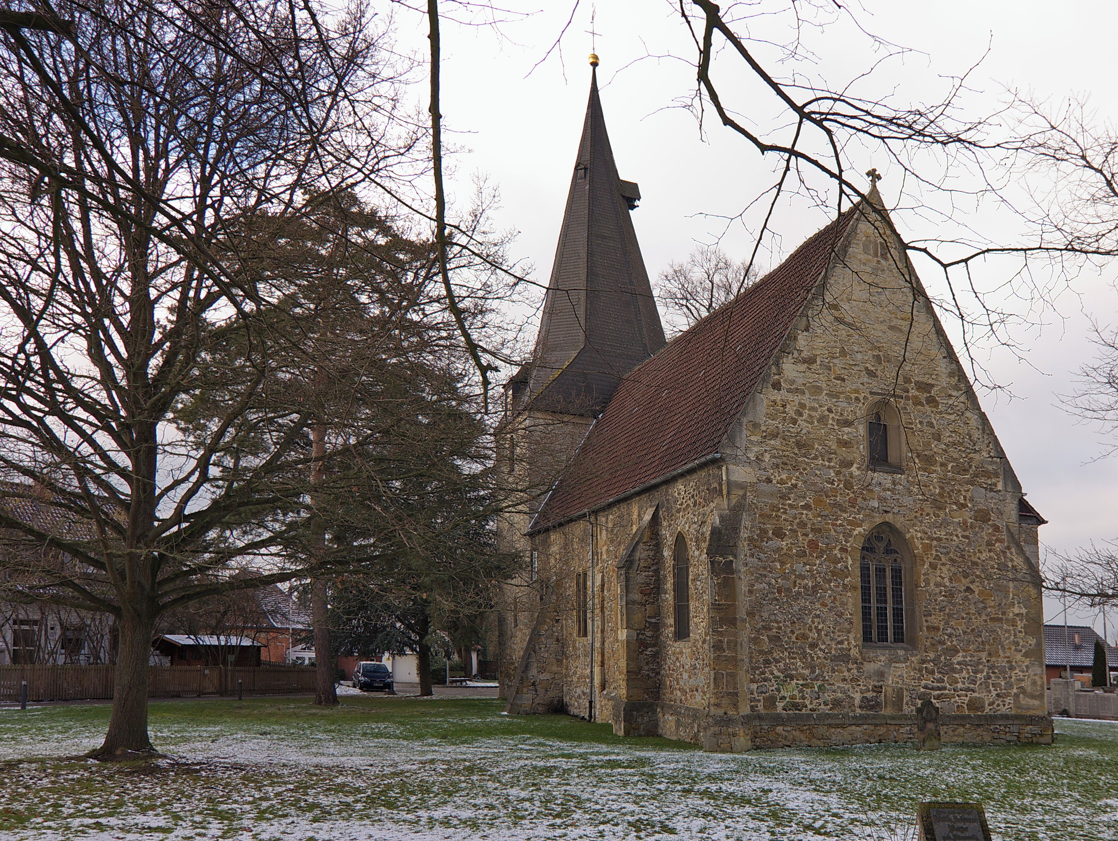St. Andreaskirche mit Turm aus 12.Jhd. in Gadenstedt (Ilsede), Niedersachsen, Deutschland