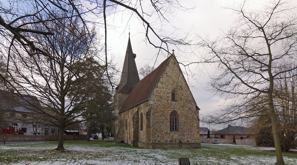 St. Andreaskirche mit Turm aus 12.Jhd. in Gadenstedt (Ilsede), Niedersachsen, Deutschland