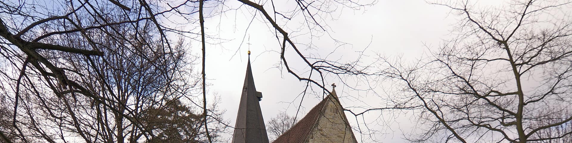 St. Andreaskirche mit Turm aus 12.Jhd. in Gadenstedt (Ilsede), Niedersachsen, Deutschland