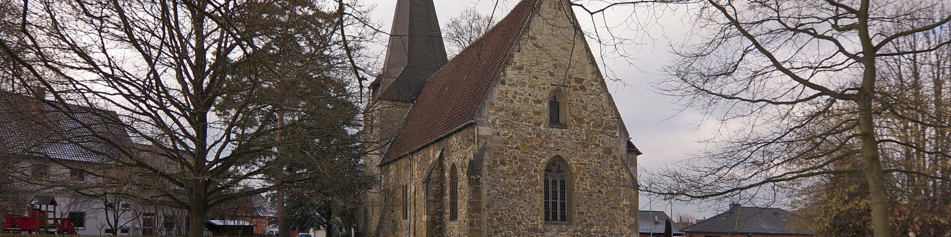 St. Andreaskirche mit Turm aus 12.Jhd. in Gadenstedt (Ilsede), Niedersachsen, Deutschland