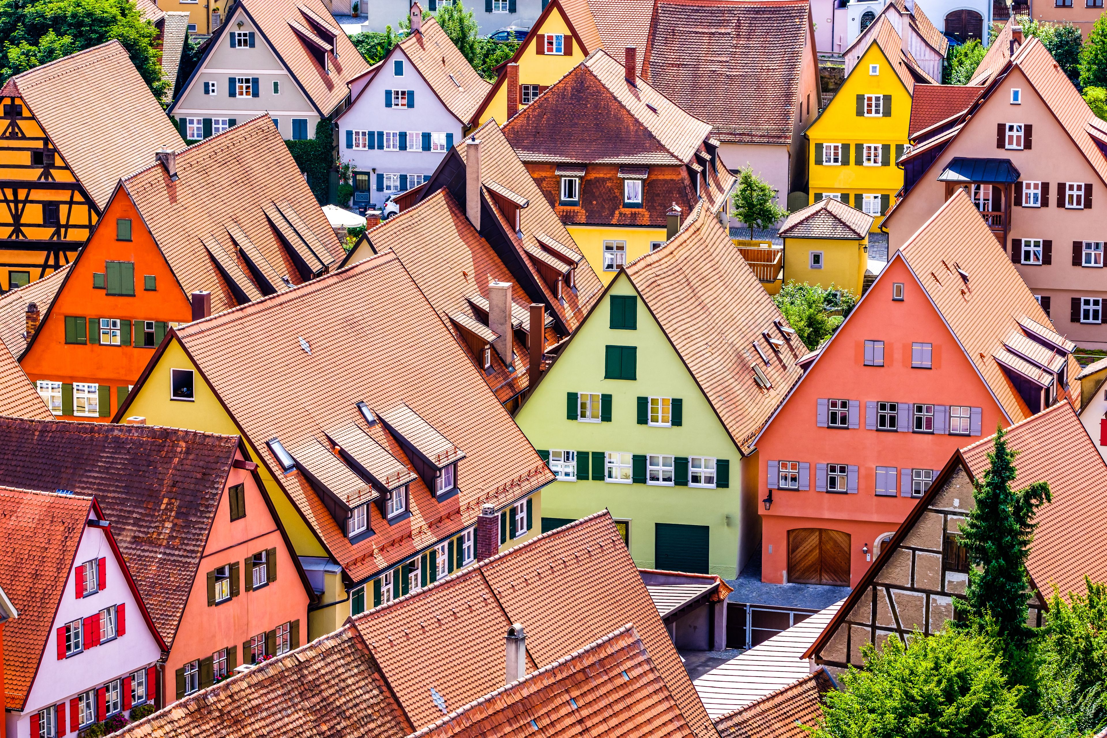 Un pueblo denso y abarrotado, con casas de colores, tejados empinados y diversas contraventanas.