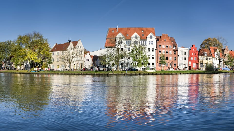 Lübeck - sonniges Stadttrave - Panorama entzerrt
