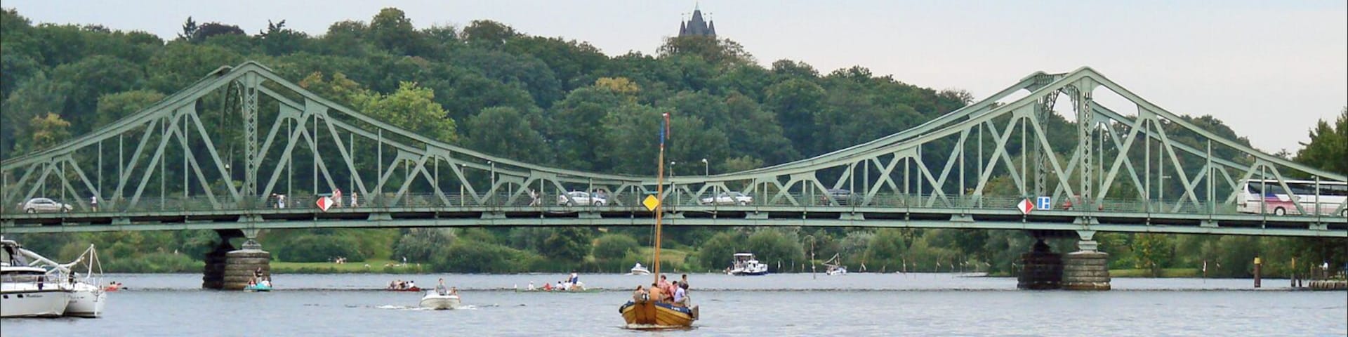 Le pont de Glienicker a été construit en 1905-1907, il enjambe la Havel pour relier Berlin et Potsdam. A l'époque de la RDA, il marquait la frontière entre les deux Allemagnes. Il a servi à des échanges d'espions des deux pays durant la guerre froide. Voir une image du pont par beau temps www.flickr.com/photos/dalbera/2731361370/.