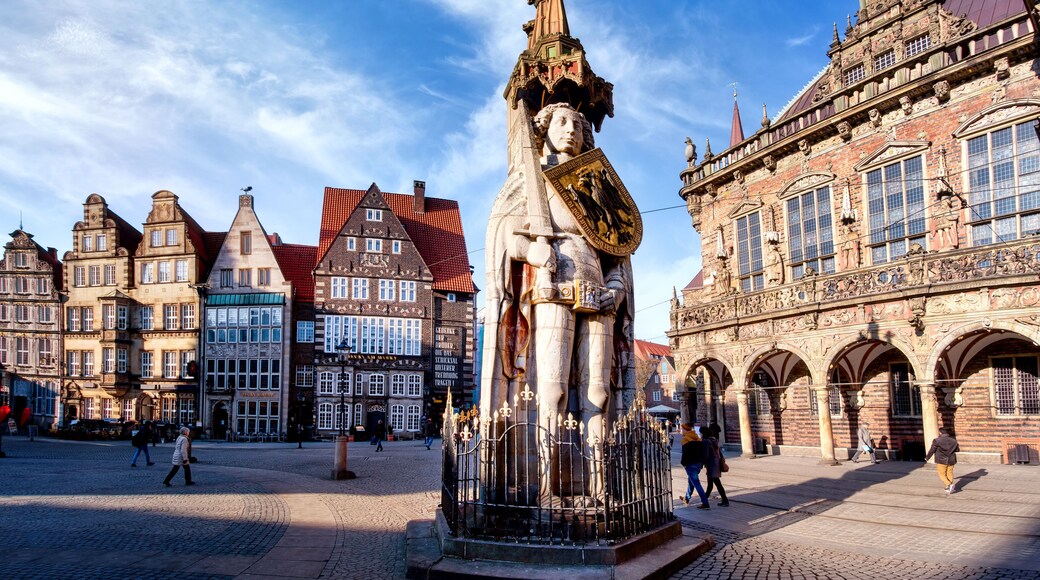 Historical market place in Bremen with Roland statue in foreground -- Historischer Marktplatz in Bremen mit Rolandstatue