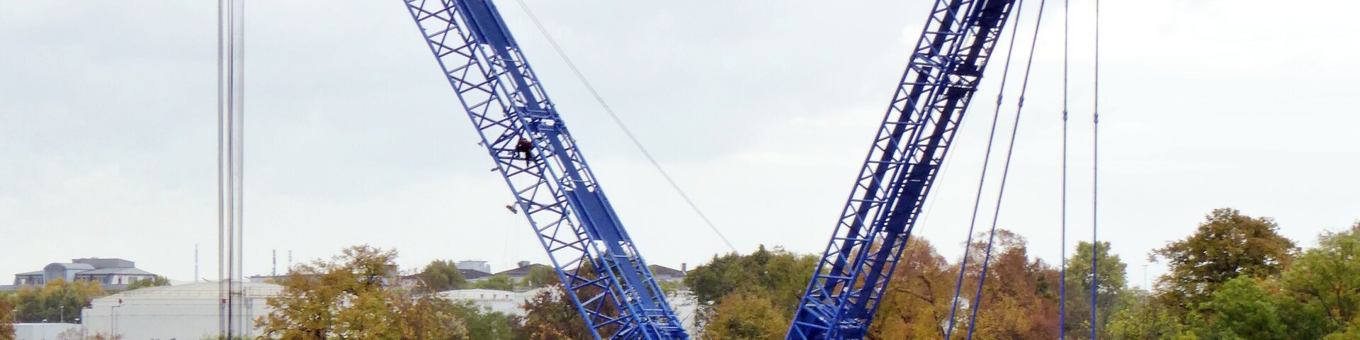 Dresden, Liebherr-Raupenkran der LBO am Elbufer.