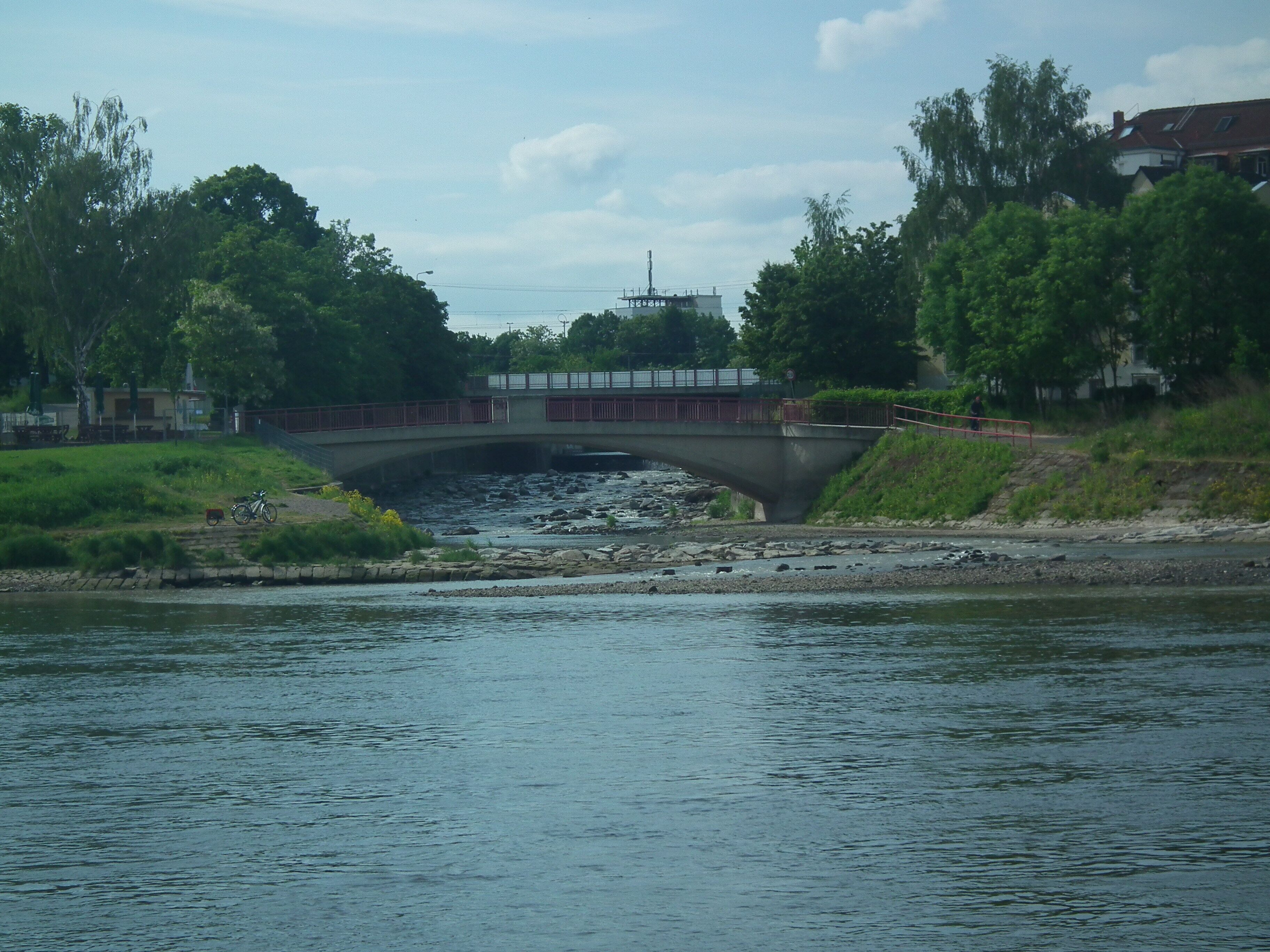 Mündung der Weißeritz in die Elbe bei einem Pegelstand von 86 cm (Pegel der Elbe in Dresden, 10:00 Uhr, 2015-05-28)