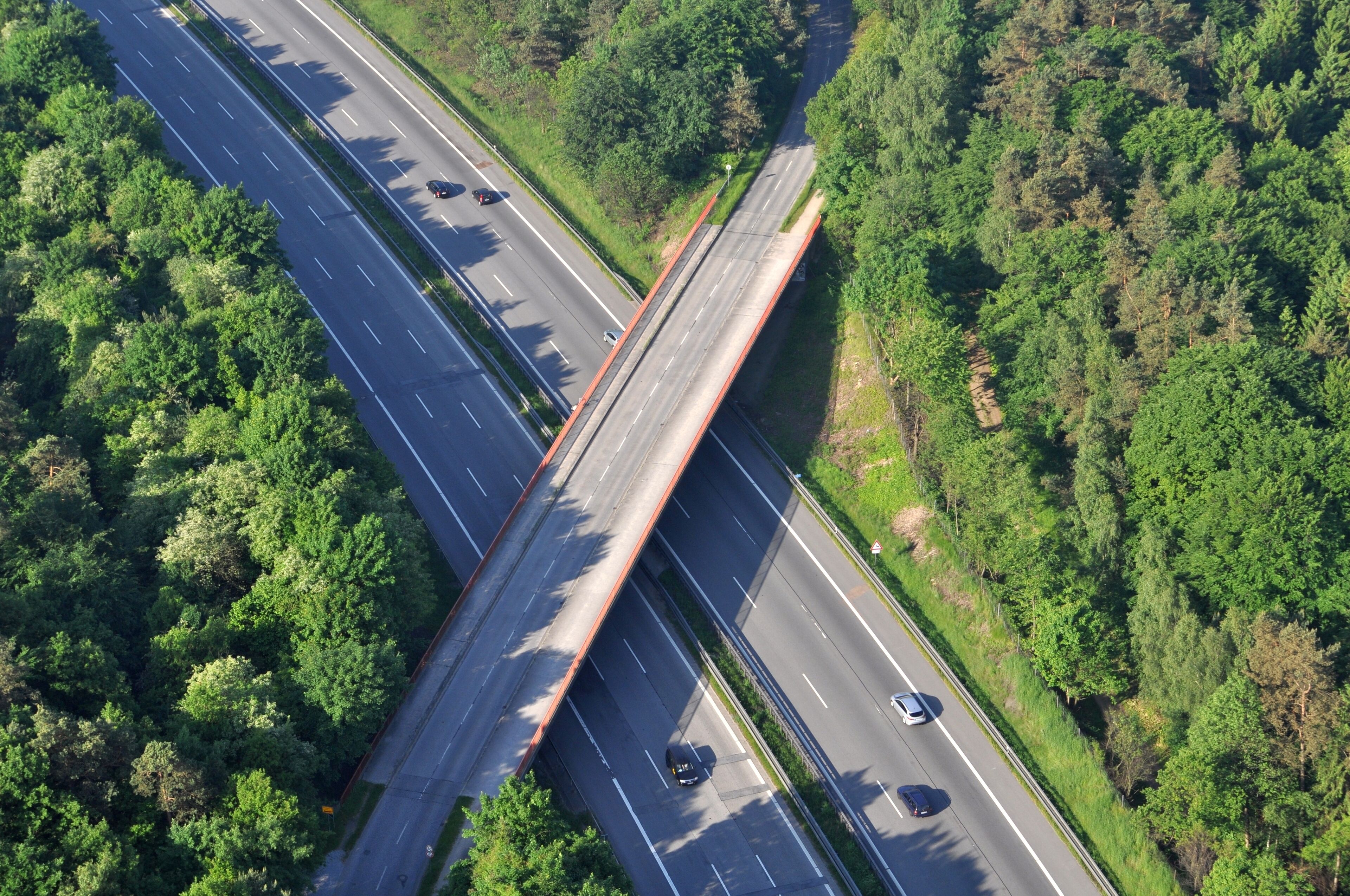 Brücke Ehestorfer Weg über die Bundesautobahn 7 im Staatsforst Hamburg in Hamburg-Eißendorf.