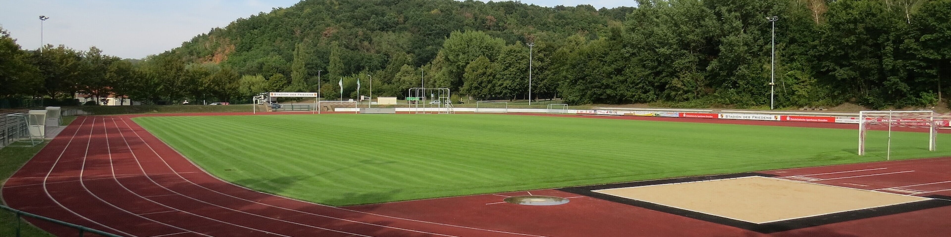 Blick über das Stadion des Friedens in Freital, im Hintergrund der Osterberg.
