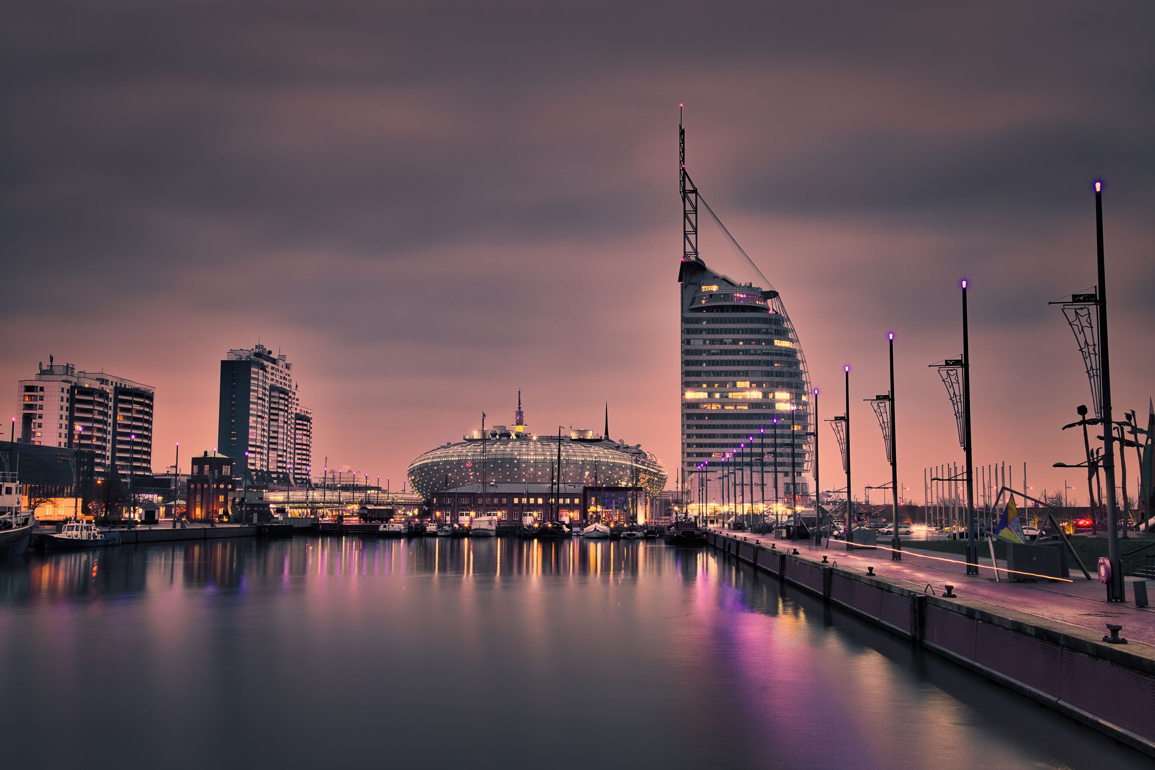 Havenwelten in Bremerhaven währen der blauen Stunde