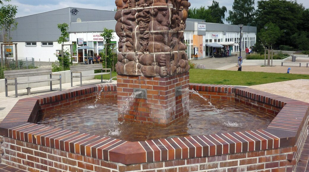Gorbitzer Märchenbrunnen (Keramik) an der Höhenpromenade in Dresden-Gorbitz (von Karl Schönherr, durch Egmar Ponndorf und Dieter Graupner, 1987)