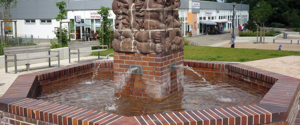 Gorbitzer Märchenbrunnen (Keramik) an der Höhenpromenade in Dresden-Gorbitz (von Karl Schönherr, durch Egmar Ponndorf und Dieter Graupner, 1987)