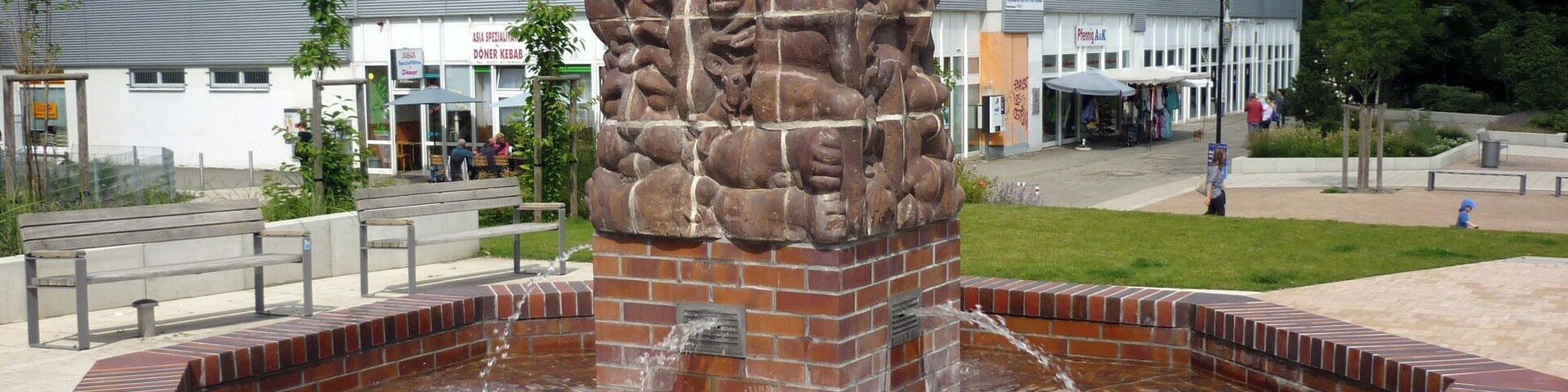 Gorbitzer Märchenbrunnen (Keramik) an der Höhenpromenade in Dresden-Gorbitz (von Karl Schönherr, durch Egmar Ponndorf und Dieter Graupner, 1987)