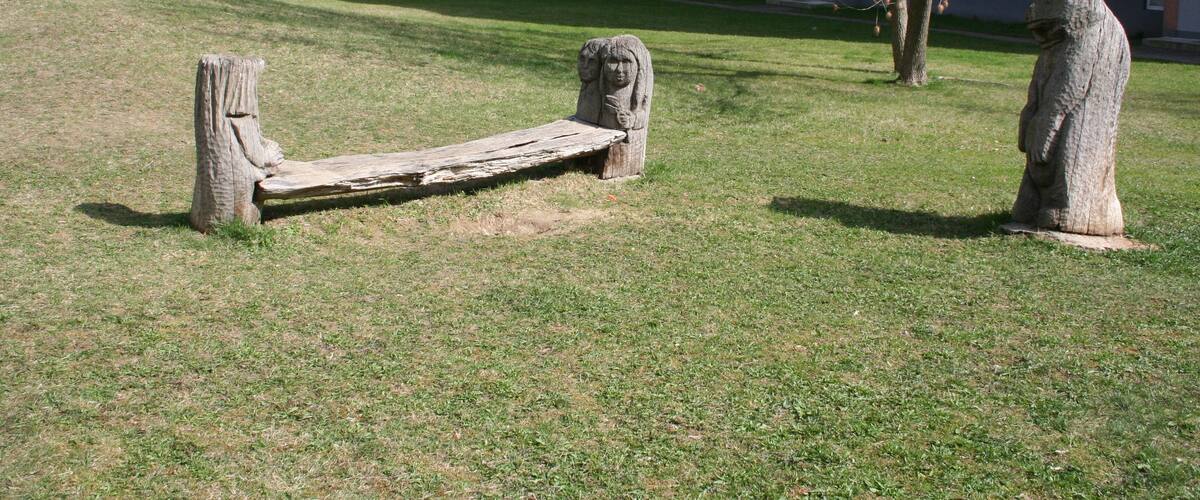 Holzskulpturen nach dem Märchen "Schneeweißchen und Rosenrot" im Hof des Neubaublocks zwischen Braunsdorfer Straße und Asternweg, Dresden-Gorbitz