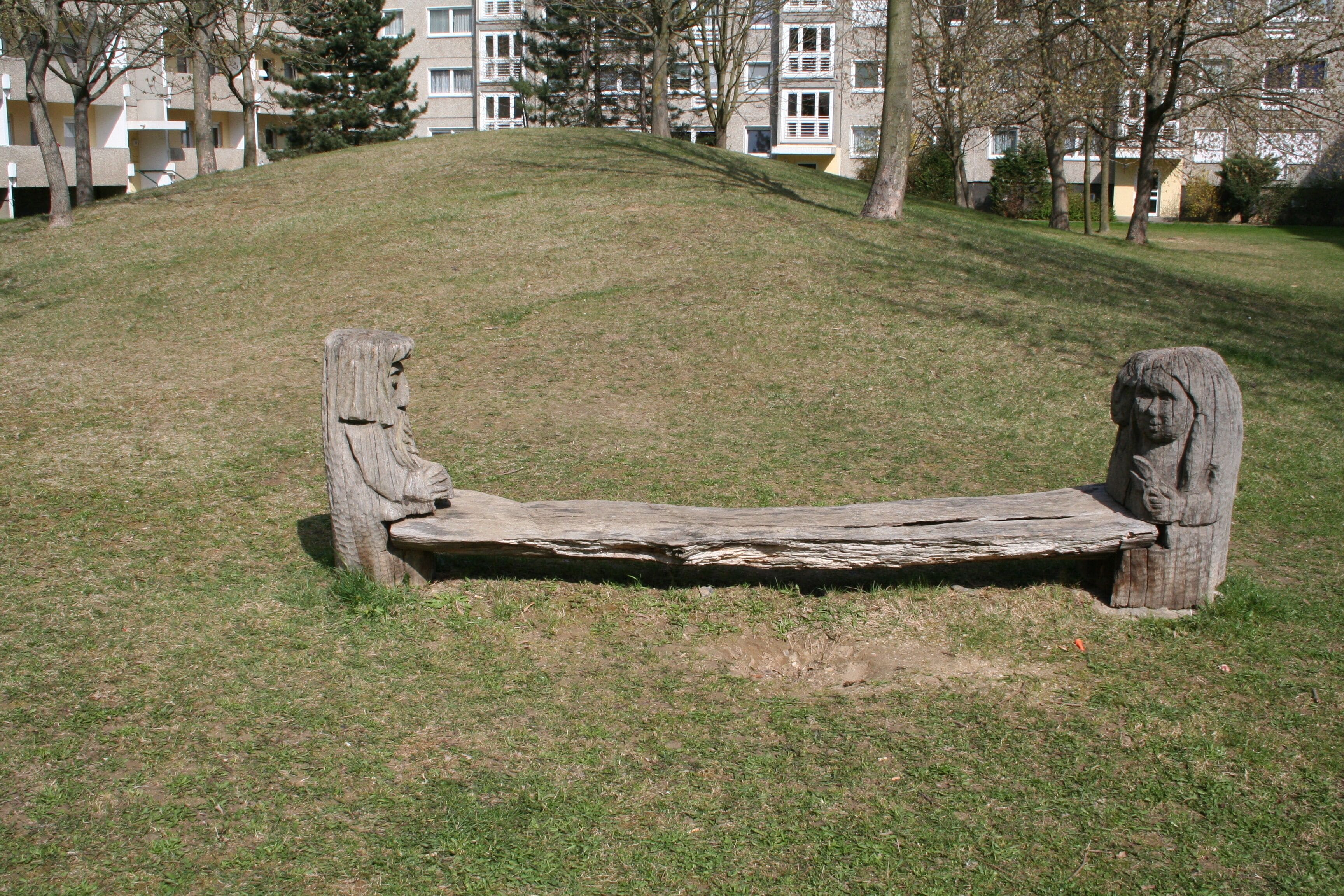 Holzskulpturen nach dem Märchen "Schneeweißchen und Rosenrot" im Hof des Neubaublocks zwischen Braunsdorfer Straße und Asternweg, Dresden-Gorbitz