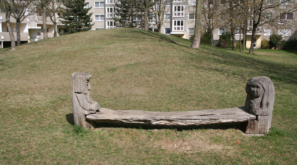 Holzskulpturen nach dem Märchen "Schneeweißchen und Rosenrot" im Hof des Neubaublocks zwischen Braunsdorfer Straße und Asternweg, Dresden-Gorbitz