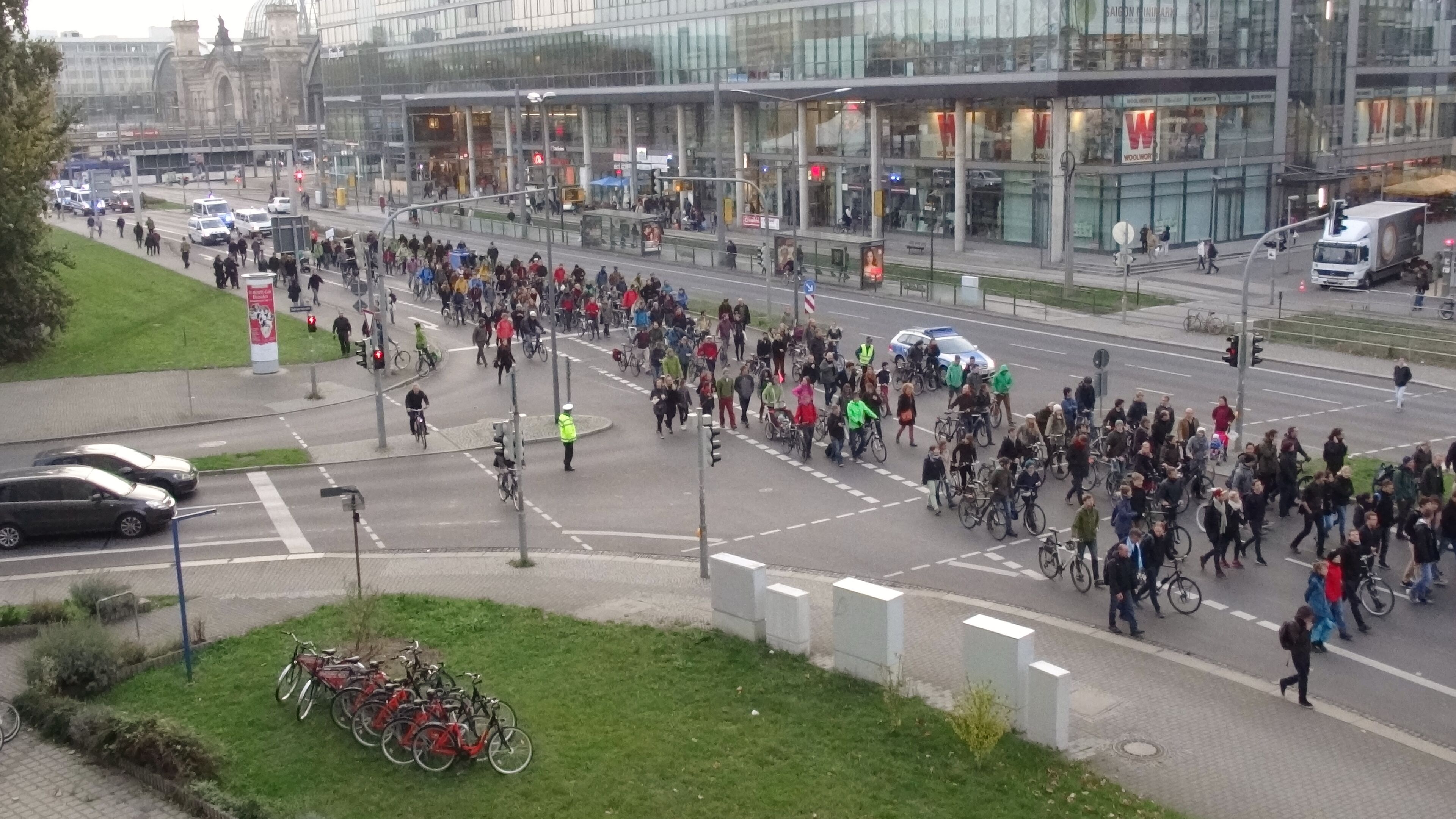 Herz Statt Hetze They do not criticize the German- Authority's establishment and support it.