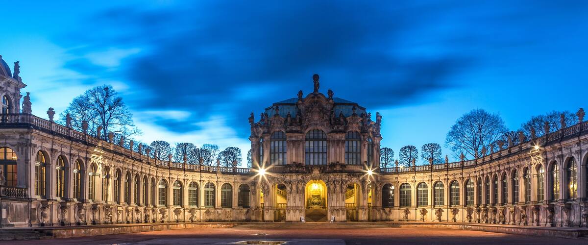 Ein prachtvolles historisches Gebäude mit aufwendiger Architektur, großen Fenstern und einer symmetrischen Fassade.