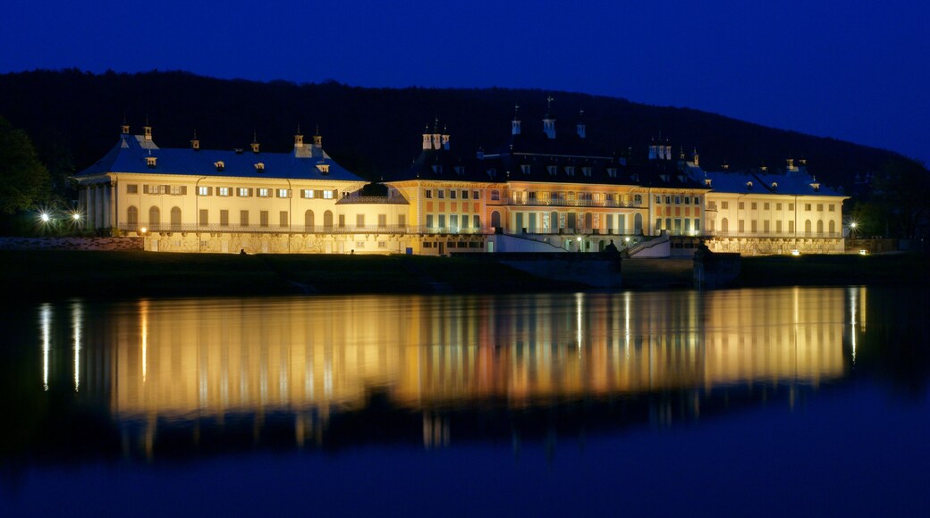 Das Schloss Pillnitz in Dresden während der Blauen Stunde.