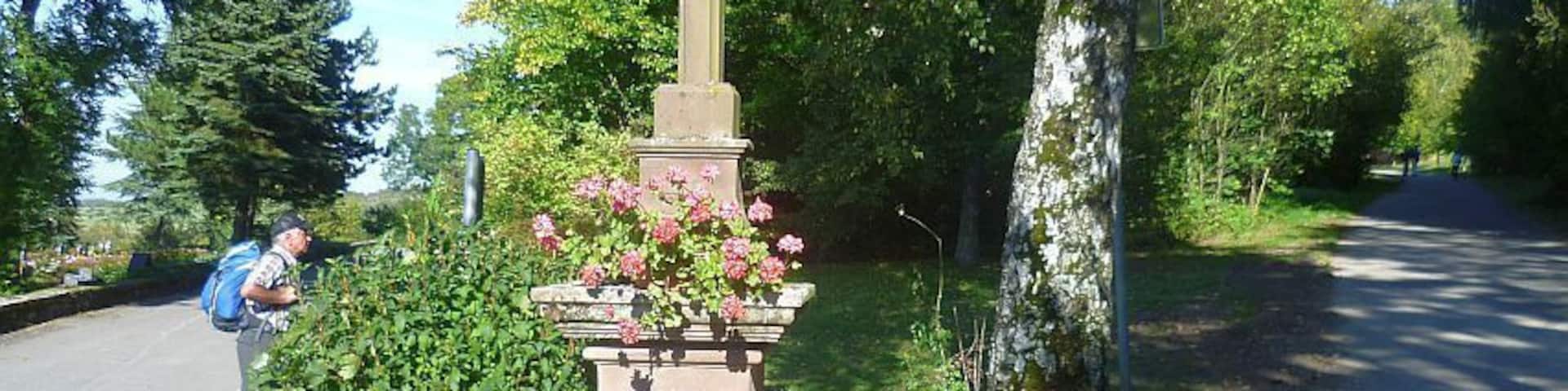 Schlankes Sandsteinkreuz auf Sockel